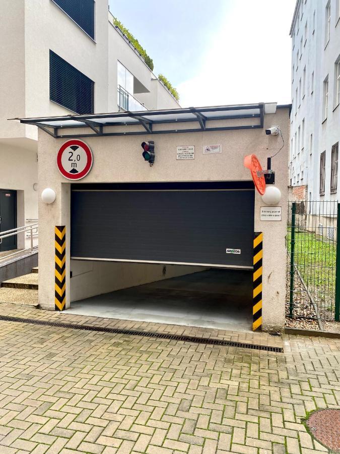 The Elite Suite Downtown A/C & Garage Parking Bratislava Luaran gambar